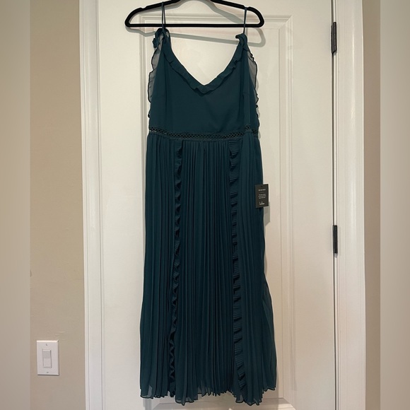 NWT Lulu’s Green Midi Dress - Picture 2 of 2